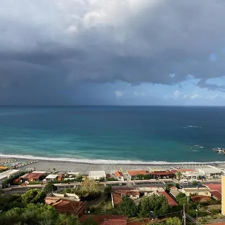 Апартаменты Unobstructed Marvelous Front Row Sea View